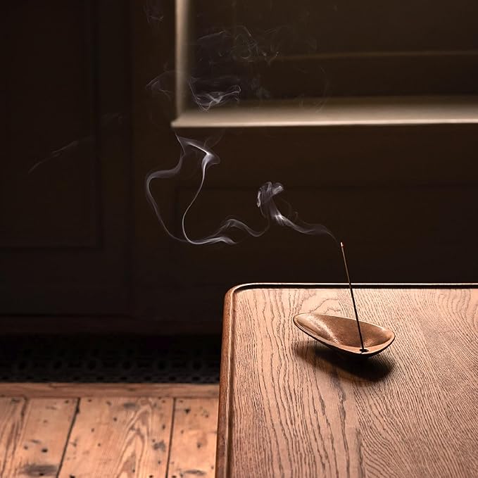 Aesop Kagerou Aromatique Incense | Earthy & Smoky Vetiver Scent | Includes Kanuma Pumice Holder | 30-Minute Burn Time | Green, Herbaceous, Woody Aroma | 33 Sticks